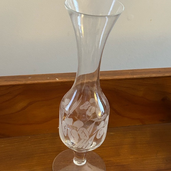 Elegant Clear Glass Vase with Floral Design - Picture 1 of 2